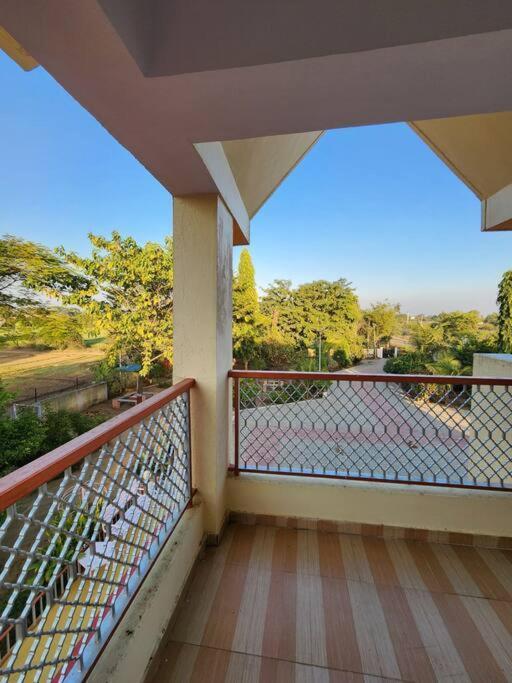 Farmhouse Close To Nature - Kesari Farm Gandhinagar Esterno foto