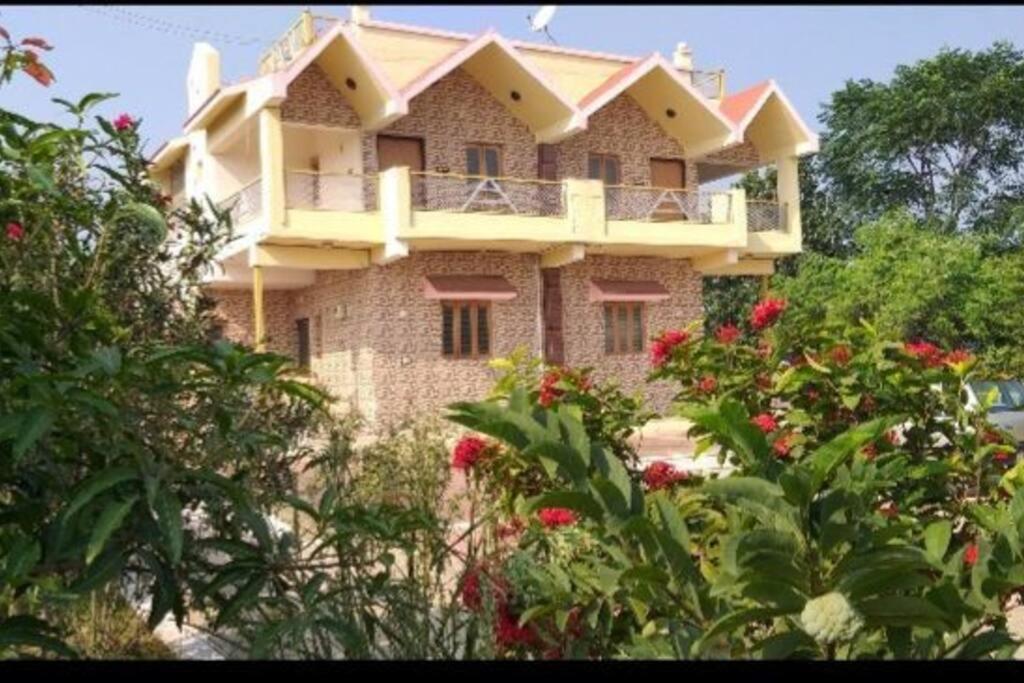 Farmhouse Close To Nature - Kesari Farm Gandhinagar Esterno foto